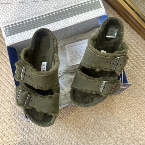 NEW Birkenstock Arizona Shearling Sandals In Thyme Green Free People NWT - Picture 4 of 9